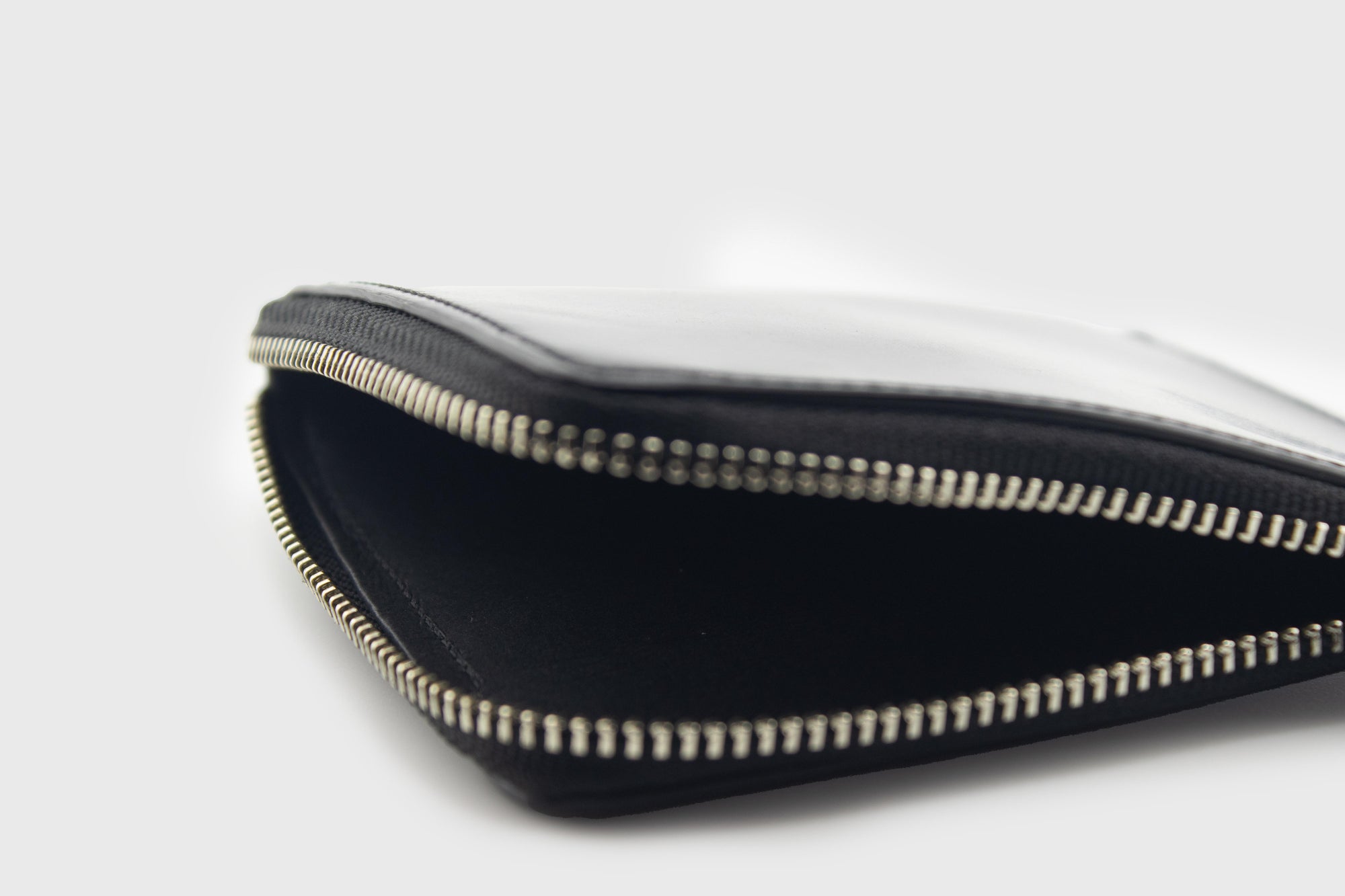 Il Bussetto - Corner Zippy Wallet [Black] - BindleStore.